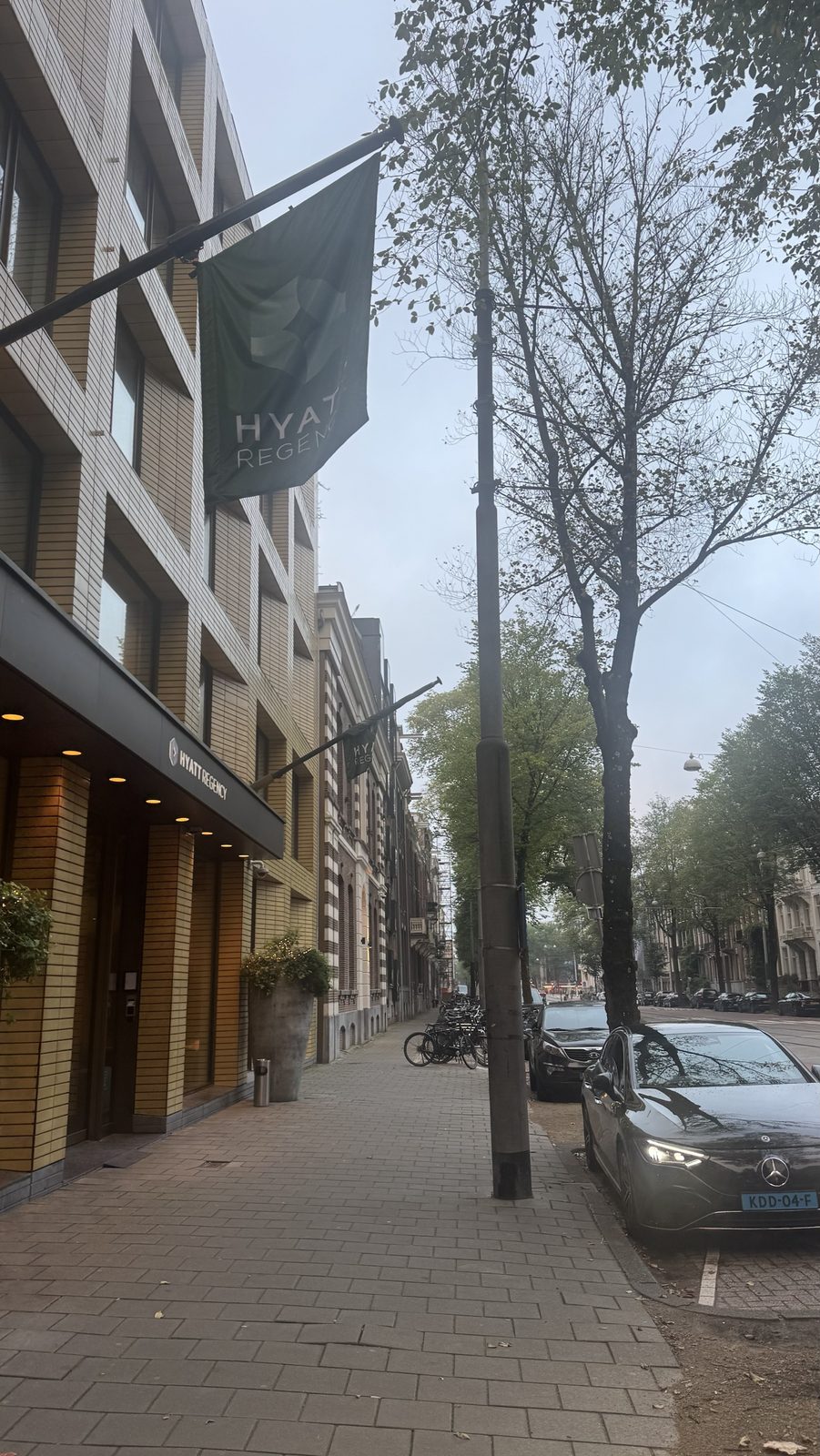AmstelCab Mercedes-Benz EQE parked outside the entrance of Hyatt Regency Amsterdam