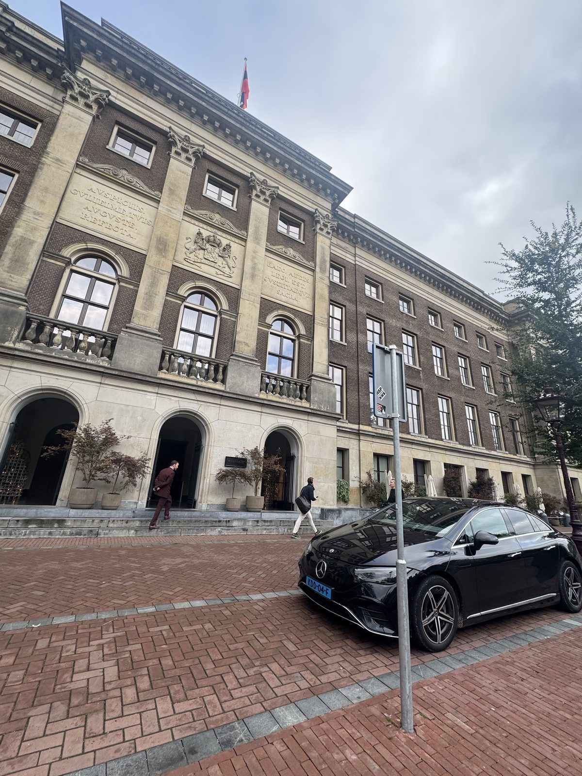 AmstelCab Mercedes-Benz EQE outside the former Palace of Justice, now Rosewood Amsterdam, on Prinsengracht