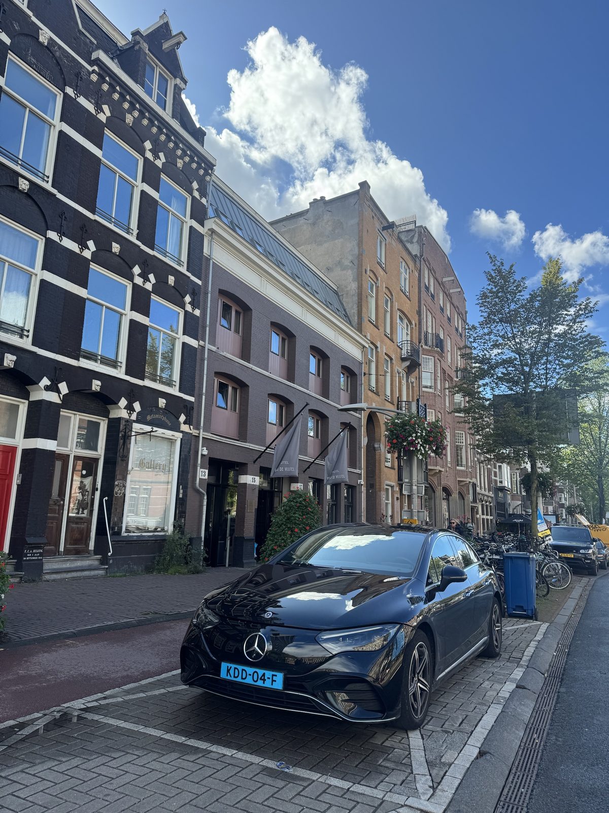 AmstelCab Mercedes-Benz EQE parked outside Hotel van de Vijsel on Overtoom