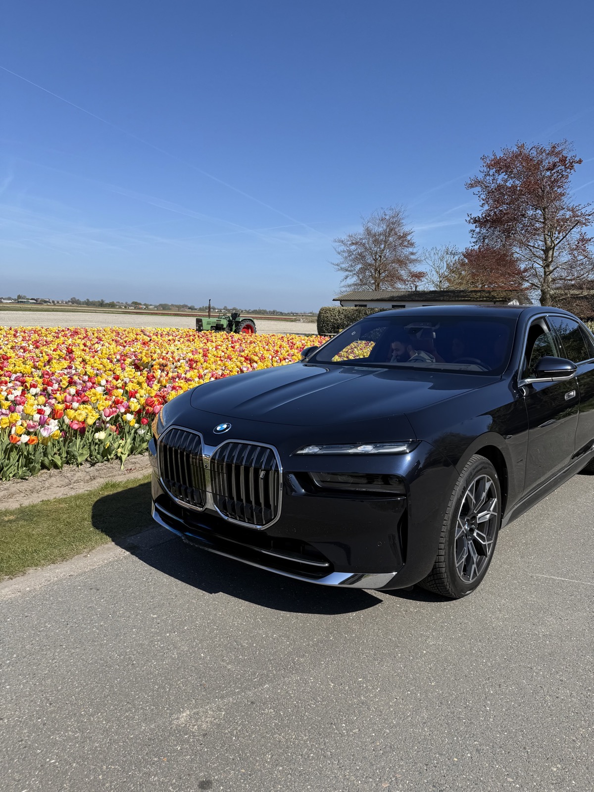 AmstelCab BMW i7 at the Keukenhof gardens in Lisse