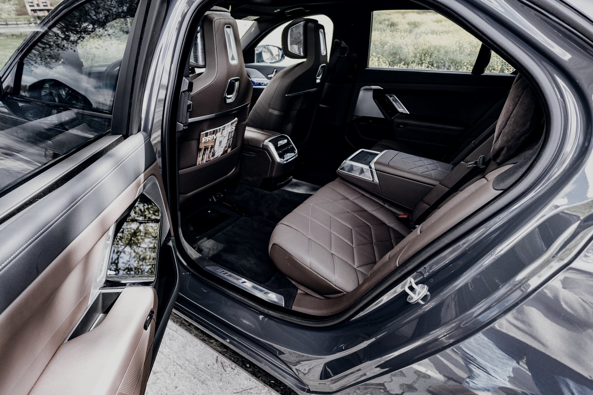Rear seat of an AmstelCab BMW i7, First Class