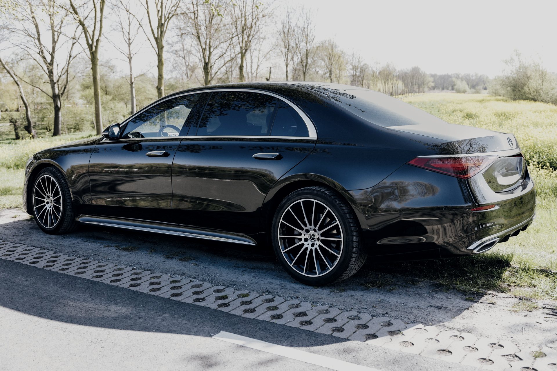 An AmstelCab Mercedes-Benz S-Class on a Dutch country road, First Class